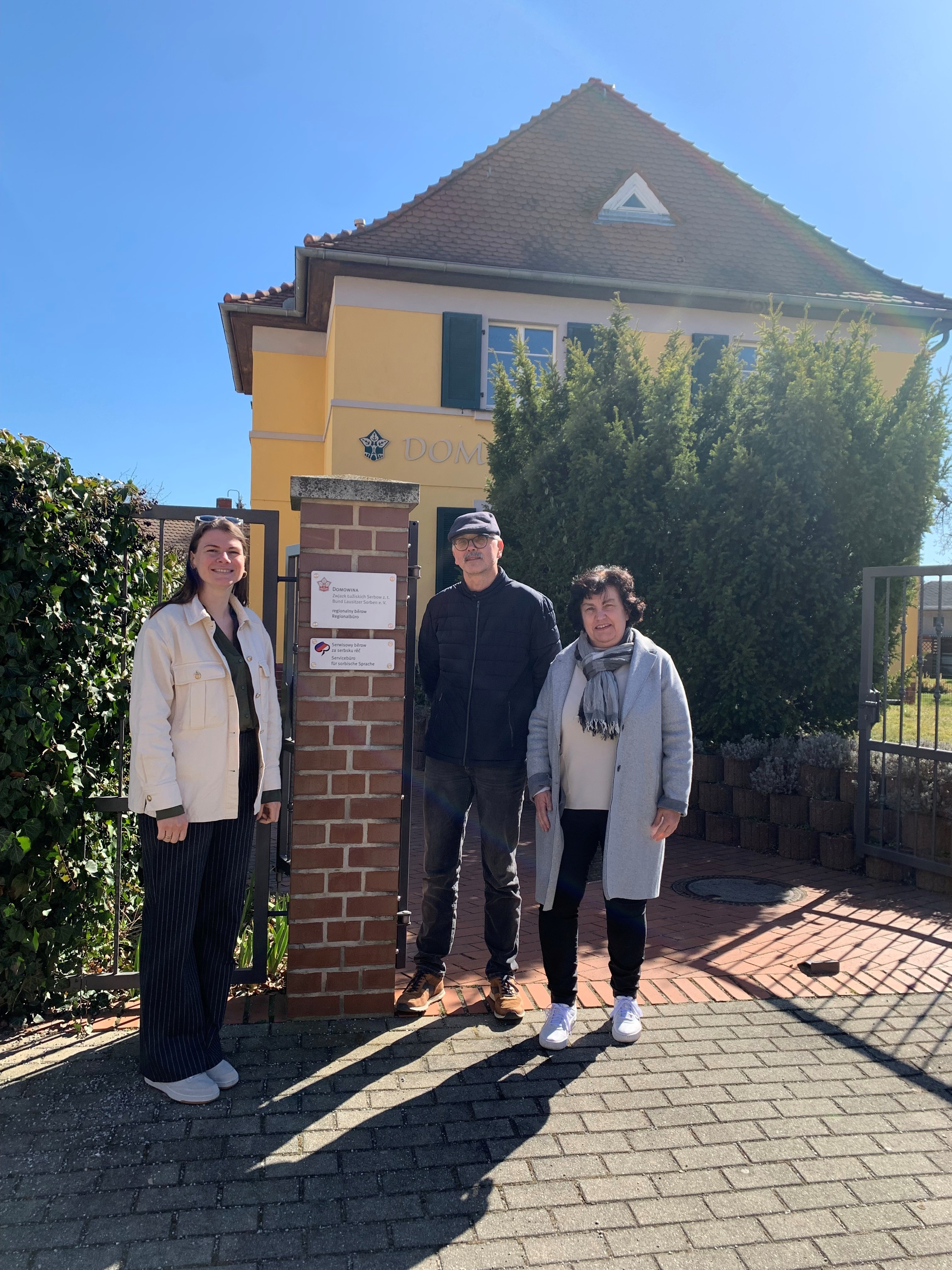 Społnomócnjena za serbske naležnosće wokrjesa Zhorjelca ze sobudźěłaćerjomaj serwisoweho běrowa | Die Beauftragte für sorbische Angelegenheiten des Landkreises Görlitz mit den beiden Mitarbeitern des Servicebüros